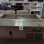 LOTE 107 - 01 BALCÃO REFRIGERADO COM RODINHAS. (PISTA FRIA) (NO ESTADO EM QUE SE ENCONTRA. SUJEITO A AVARIAS OCULTAS/VISÍVEIS.) AV9729K
