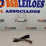 LOTE 290 - 01 FACA IMPORTADA AÇO INOXIDÁVEL CABO FORMATO DE CERVO COM BAINHA DE NYLON TAMANHO TOTAL 29CM PESO 218G JÁ AFIADA      