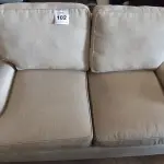 LOTE 102 - 01 SOFÁ 2 LUGARES. (NO ESTADO EM QUE SE ENCONTRA. SUJEITO A AVARIAS OCULTAS/VISÍVEIS.) AV9581C