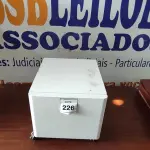 LOTE 226 - 01 ARMÁRIO DE FERRO PEQUENO. (NO ESTADO EM QUE SE ENCONTRA. SUJEITO A AVARIAS OCULTAS/VISÍVEIS.)