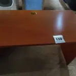 LOTE 159 - 01 MESA EM MADEIRA. (NO ESTADO EM QUE SE ENCONTRA. SUJEITO A AVARIAS OCULTAS/VISÍVEIS.)