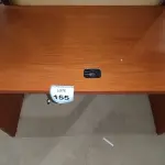 LOTE 155 - 01 MESA EM MADEIRA. (NO ESTADO EM QUE SE ENCONTRA. SUJEITO A AVARIAS OCULTAS/VISÍVEIS.) 