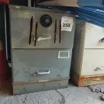 LOTE 258 - 01 COFRE. (NO ESTADO EM QUE SE ENCONTRA. SUJEITO A AVARIAS OCULTAS/VISÍVEIS.) AV9605V