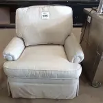 LOTE 106 - 01 POLTRONA. (NO ESTADO EM QUE SE ENCONTRA. SUJEITO A AVARIAS OCULTAS/VISÍVEIS.) AV9649X