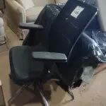 LOTE 135 - 01 CADEIRA. (NO ESTADO EM QUE SE ENCONTRA. SUJEITO A AVARIAS OCULTAS/VISÍVEIS.) AU2481A