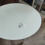 LOTE 137 - 01 MESA REDONDA BRANCA.  (NO ESTADO EM QUE SE ENCONTRA. SUJEITO A AVARIAS OCULTAS/VISÍVEIS.)