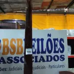 LOTE 180 - 01 TELA DE PROJEÇÃO ELÉTRICA. (NO ESTADO EM QUE SE ENCONTRA. SUJEITO A AVARIAS OCULTAS/VISÍVEIS.)