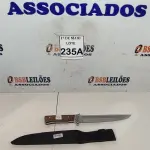 LOTE 235 - 01 FACA IMPORTADA AÇO INOXIDÁVEL CABO EM MADEIRA COM GUARDA FULL TANG BAINHA DE NYLON TAMANHO TOTAL 36CM PESO 368G JÁ AFIADA   (NOVO) (NO ESTADO) ATENÇÃO! FAZER A VISITAÇÃO ANTES DE ARREMATAR, NÃO SABEMOS SE FUNCIONA. LEILÃO NÃO TEM GARANTIA E NEM DEVOLUÇÃO, SUJEITO A POSSÍVEIS AVARIAS VISÍVEIS/OCULTAS E/OU AUSÊNCIA DE COMPONENTES.