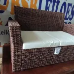 LOTE 231 - 01 SOFÁ DE JARDIM. (NO ESTADO EM QUE SE ENCONTRA. SUJEITO A AVARIAS OCULTAS/VISÍVEIS.) BH1669R