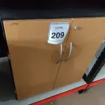LOTE 209 - 01 ARMÁRIO EM MADEIRA 2 PORTAS BAIXO. (NO ESTADO EM QUE SE ENCONTRA. SUJEITO A AVARIAS OCULTAS/VISÍVEIS.)