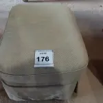 LOTE 176 - 01 OTTOMAN ALMOFADA PARA PÉS. (NO ESTADO EM QUE SE ENCONTRA. SUJEITO A AVARIAS OCULTAS/VISÍVEIS.)  AV9365D