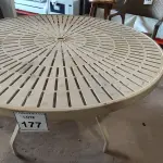 LOTE 177 - 01 MESA DE JARDIM. (NO ESTADO EM QUE SE ENCONTRA. SUJEITO A AVARIAS OCULTAS/VISÍVEIS.) AV9500U