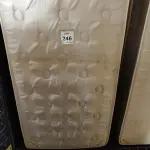 LOTE 246 - 01 COLCHÃO SOLTEIRO COM BASE. (NO ESTADO EM QUE SE ENCONTRA. SUJEITO A AVARIAS OCULTAS/VISÍVEIS.) BJ6978B