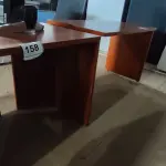 LOTE 158 - 01 MESA EM MADEIRA. (NO ESTADO EM QUE SE ENCONTRA. SUJEITO A AVARIAS OCULTAS/VISÍVEIS.)