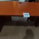 LOTE 174 - 01 MESA EM MADEIRA. (NO ESTADO EM QUE SE ENCONTRA. SUJEITO A AVARIAS OCULTAS/VISÍVEIS.)