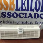 LOTE 203 - 01 AR CONDICIONADO. (NO ESTADO EM QUE SE ENCONTRA. SUJEITO A AVARIAS OCULTAS/VISÍVEIS.) AV9702V