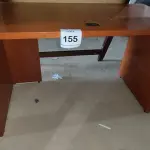 LOTE 155 - 01 MESA EM MADEIRA. (NO ESTADO EM QUE SE ENCONTRA. SUJEITO A AVARIAS OCULTAS/VISÍVEIS.) 