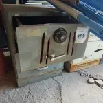 LOTE 258 - 01 COFRE. (NO ESTADO EM QUE SE ENCONTRA. SUJEITO A AVARIAS OCULTAS/VISÍVEIS.) AV9605V