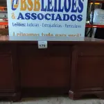 LOTE 179 - 01 MESA DE ESCRITÓRIO (DESK). (NO ESTADO EM QUE SE ENCONTRA. SUJEITO A AVARIAS OCULTAS/VISÍVEIS.) AV9664N