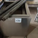 LOTE 120 - 01 BALCÃO PARA LOUÇAS. (NO ESTADO EM QUE SE ENCONTRA. SUJEITO A AVARIAS OCULTAS/VISÍVEIS.) AV9452N