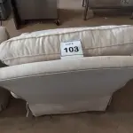 LOTE 103 - 01 POLTRONA. (NO ESTADO EM QUE SE ENCONTRA. SUJEITO A AVARIAS OCULTAS/VISÍVEIS.) AV9632J