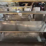 LOTE 131 - 01 BALCÃO EM INOX. (NO ESTADO EM QUE SE ENCONTRA. SUJEITO A AVARIAS OCULTAS/VISÍVEIS.) AV9452R