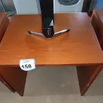 LOTE 158 - 01 MESA EM MADEIRA. (NO ESTADO EM QUE SE ENCONTRA. SUJEITO A AVARIAS OCULTAS/VISÍVEIS.)