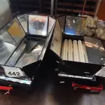 LOTE 442 - 02 LUMINÁRIAS DE ESTÚDIO COM AVARIAS. (NO ESTADO) ATENÇÃO! FAZER A VISITAÇÃO ANTES DE ARREMATAR, NÃO SABEMOS SE FUNCIONA. LEILÃO NÃO TEM GARANTIA E NEM DEVOLUÇÃO, SUJEITO A POSSÍVEIS AVARIAS VISÍVEIS/OCULTAS E/OU AUSÊNCIA DE COMPONENTES.