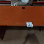 LOTE 174 - 01 MESA EM MADEIRA. (NO ESTADO EM QUE SE ENCONTRA. SUJEITO A AVARIAS OCULTAS/VISÍVEIS.)