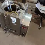 LOTE 134 - 01 CAFETEIRA. (NO ESTADO EM QUE SE ENCONTRA. SUJEITO A AVARIAS OCULTAS/VISÍVEIS.) AV9454E