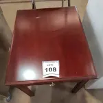 LOTE 108 - 01 MESINHA EM MADEIRA COM GAVETA. (NO ESTADO EM QUE SE ENCONTRA. SUJEITO A AVARIAS OCULTAS/VISÍVEIS.) AV9850T