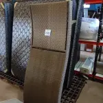 LOTE 240 - 01 CADEIRA DE JARDIM (ESPREGUIÇADEIRA). (NO ESTADO EM QUE SE ENCONTRA. SUJEITO A AVARIAS OCULTAS/VISÍVEIS.) BH1525T