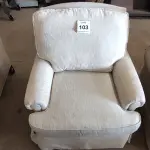LOTE 103 - 01 POLTRONA. (NO ESTADO EM QUE SE ENCONTRA. SUJEITO A AVARIAS OCULTAS/VISÍVEIS.) AV9632J