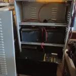 LOTE 217 - 01 NOBREAK MARCA LACERDA E UM BANCO DE BATERIAS COM 04 BATERIAS. (NO ESTADO) ATENÇÃO! FAZER A VISITAÇÃO ANTES DE ARREMATAR, NÃO SABEMOS SE FUNCIONA, LEILÃO NÃO TEM GARANTIA E NEM DEVOLUÇÃO, SUJEITO A POSSÍVEIS AVARIAS VISÍVEIS/OCULTAS E/OU AUSÊNCIA DE COMPONENTES.