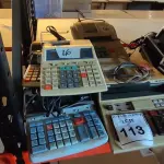 LOTE 113 - 01 LOTE COM CALCULADORAS MARCAS DIVERSAS. (NO ESTADO) ATENÇÃO! FAZER A VISITAÇÃO ANTES DE ARREMATAR, NÃO SABEMOS SE FUNCIONA, LEILÃO NÃO TEM GARANTIA E NEM DEVOLUÇÃO, SUJEITO A POSSÍVEIS AVARIAS VISÍVEIS/OCULTAS E/OU AUSÊNCIA DE COMPONENTES.