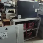 LOTE 251 - 01 NOBREAK MARCA SMS E UM BANCO DE BATERIAS COM 04 BATERIAS. (NO ESTADO) ATENÇÃO! FAZER A VISITAÇÃO ANTES DE ARREMATAR, NÃO SABEMOS SE FUNCIONA, LEILÃO NÃO TEM GARANTIA E NEM DEVOLUÇÃO, SUJEITO A POSSÍVEIS AVARIAS VISÍVEIS/OCULTAS E/OU AUSÊNCIA DE COMPONENTES.