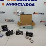 LOTE 074 - 04 CÂMERAS DIGITAIS E 01 CARREGADOR PRA BATERIA. (NO ESTADO) ATENÇÃO! FAZER A VISITAÇÃO ANTES DE ARREMATAR, NÃO SABEMOS SE FUNCIONA, LEILÃO NÃO TEM GARANTIA E NEM DEVOLUÇÃO, SUJEITO A POSSÍVEIS AVARIAS VISÍVEIS/OCULTAS E/OU AUSÊNCIA DE COMPONENTES.