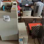 LOTE 241 - 01 CONTADOR DE CÉDULAS A VÁCUO E 01 NOBREAK 2000VA. (NO ESTADO) ATENÇÃO! FAZER A VISITAÇÃO ANTES DE ARREMATAR, NÃO SABEMOS SE FUNCIONA, LEILÃO NÃO TEM GARANTIA E NEM DEVOLUÇÃO, SUJEITO A POSSÍVEIS AVARIAS VISÍVEIS/OCULTAS E/OU AUSÊNCIA DE COMPONENTES.