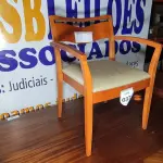 LOTE 037 - 01 CADEIRA EM MADEIRA CLARA. (NO ESTADO EM QUE SE ENCONTRA. SUJEITO A AVARIAS OCULTAS/VISÍVEIS.)