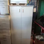 LOTE 153 - 03 GAVETEIROS DE ESCRITÓRIO E 01 ARMÁRIO. (NO ESTADO) ATENÇÃO! FAZER A VISITAÇÃO ANTES DE ARREMATAR, NÃO SABEMOS SE FUNCIONA, LEILÃO NÃO TEM GARANTIA E NEM DEVOLUÇÃO, SUJEITO A POSSÍVEIS AVARIAS VISÍVEIS/OCULTAS E/OU AUSÊNCIA DE COMPONENTES.