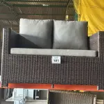 LOTE 181 - 01 SOFÁ DE JARDIM. (NO ESTADO EM QUE SE ENCONTRA. SUJEITO A AVARIAS OCULTAS/VISÍVEIS.) BH1553C