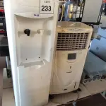 LOTE 233 - 01 BEBEDOURO PARA GARRAFÃO MARCA IBBL E 01 CLIMATIZADOR DE AR MARCA CONSUL. (NO ESTADO) ATENÇÃO! FAZER A VISITAÇÃO ANTES DE ARREMATAR, NÃO SABEMOS SE FUNCIONA, LEILÃO NÃO TEM GARANTIA E NEM DEVOLUÇÃO, SUJEITO A POSSÍVEIS AVARIAS VISÍVEIS/OCULTAS E/OU AUSÊNCIA DE COMPONENTES.