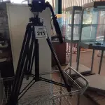 LOTE 211 - 01 TRIPÉ FOTOGRÁFICO MARCA MANFROTTO.  (NO ESTADO) ATENÇÃO! FAZER A VISITAÇÃO ANTES DE ARREMATAR, NÃO SABEMOS SE FUNCIONA, LEILÃO NÃO TEM GARANTIA E NEM DEVOLUÇÃO, SUJEITO A POSSÍVEIS AVARIAS VISÍVEIS/OCULTAS E/OU AUSÊNCIA DE COMPONENTES.