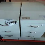 LOTE 127 - 02 GAVETEIROS DE ESCRITÓRIO COM 03 GAVETAS CADA. (NO ESTADO) ATENÇÃO! FAZER A VISITAÇÃO ANTES DE ARREMATAR, NÃO SABEMOS SE FUNCIONA, LEILÃO NÃO TEM GARANTIA E NEM DEVOLUÇÃO, SUJEITO A POSSÍVEIS AVARIAS VISÍVEIS/OCULTAS E/OU AUSÊNCIA DE COMPONENTES.