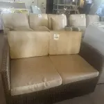 LOTE 123 - 01 SOFÁ DE JARDIM. (NO ESTADO EM QUE SE ENCONTRA. SUJEITO A AVARIAS OCULTAS/VISÍVEIS.) BH1539E