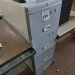 LOTE 230 - 01 ARQUIVO DE AÇO 04 GAVETAS. (NO ESTADO) ATENÇÃO! FAZER A VISITAÇÃO ANTES DE ARREMATAR, NÃO SABEMOS SE FUNCIONA, LEILÃO NÃO TEM GARANTIA E NEM DEVOLUÇÃO, SUJEITO A POSSÍVEIS AVARIAS VISÍVEIS/OCULTAS E/OU AUSÊNCIA DE COMPONENTES.