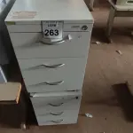 LOTE 263 - 02 GAVETEIROS DE ESCRITÓRIO COM 3 GAVETAS CADA. (NO ESTADO) ATENÇÃO! FAZER A VISITAÇÃO ANTES DE ARREMATAR, NÃO SABEMOS SE FUNCIONA, LEILÃO NÃO TEM GARANTIA E NEM DEVOLUÇÃO, SUJEITO A POSSÍVEIS AVARIAS VISÍVEIS/OCULTAS E/OU AUSÊNCIA DE COMPONENTES.