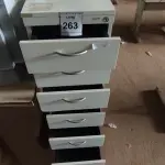 LOTE 263 - 02 GAVETEIROS DE ESCRITÓRIO COM 3 GAVETAS CADA. (NO ESTADO) ATENÇÃO! FAZER A VISITAÇÃO ANTES DE ARREMATAR, NÃO SABEMOS SE FUNCIONA, LEILÃO NÃO TEM GARANTIA E NEM DEVOLUÇÃO, SUJEITO A POSSÍVEIS AVARIAS VISÍVEIS/OCULTAS E/OU AUSÊNCIA DE COMPONENTES.