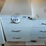 LOTE 121 - 03 GAVETEIROS DE ESCRITÓRIO COM 03 GAVETAS CADA. (NO ESTADO) ATENÇÃO! FAZER A VISITAÇÃO ANTES DE ARREMATAR, NÃO SABEMOS SE FUNCIONA, LEILÃO NÃO TEM GARANTIA E NEM DEVOLUÇÃO, SUJEITO A POSSÍVEIS AVARIAS VISÍVEIS/OCULTAS E/OU AUSÊNCIA DE COMPONENTES.