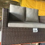 LOTE 181 - 01 SOFÁ DE JARDIM. (NO ESTADO EM QUE SE ENCONTRA. SUJEITO A AVARIAS OCULTAS/VISÍVEIS.) BH1553C